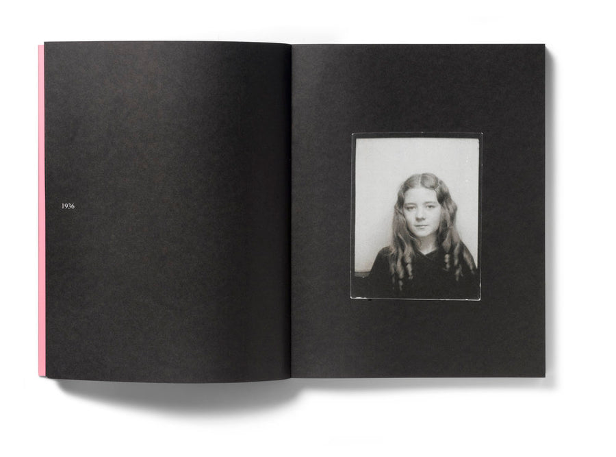 IN ALMOST EVERY PICTURE # 6 ( Passport ) ( Retrato de Mujer) | Erik Kessels