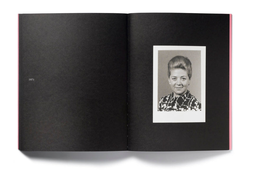 IN ALMOST EVERY PICTURE # 6 ( Passport ) ( Retrato de Mujer) | Erik Kessels
